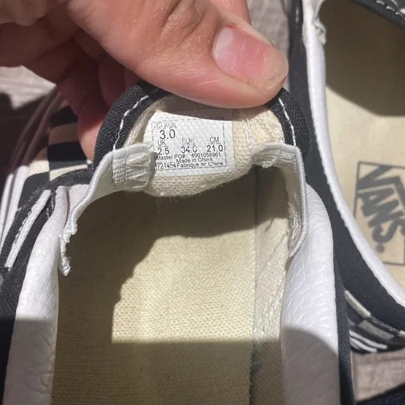 Vans - Picture 5 of 6